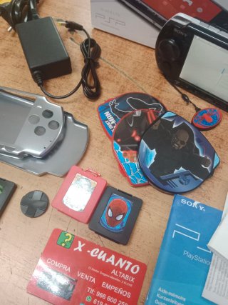 CONSOLA SONY PSP 3004 CON CAJA Y CARGADOR