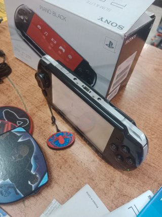 CONSOLA SONY PSP 3004 CON CAJA Y CARGADOR