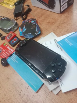 CONSOLA SONY PSP 3004 CON CAJA Y CARGADOR