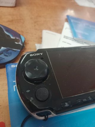 CONSOLA SONY PSP 3004 CON CAJA Y CARGADOR