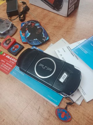 CONSOLA SONY PSP 3004 CON CAJA Y CARGADOR