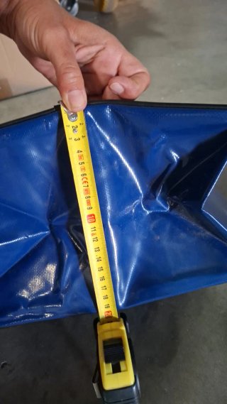 Bolsa azul con ventana y panel/valijas
