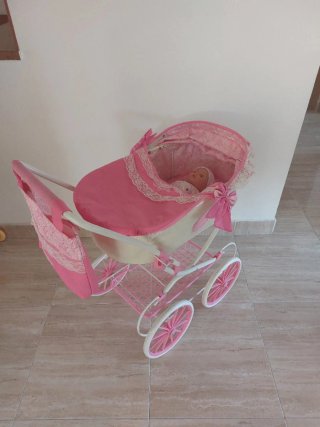 Cochecito de muñecas rosa con encaje