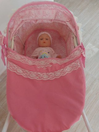 Cochecito de muñecas rosa con encaje