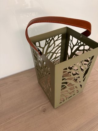 Portavelas metálico verde con asa