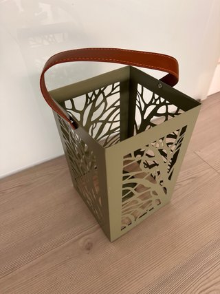 Portavelas metálico verde con asa