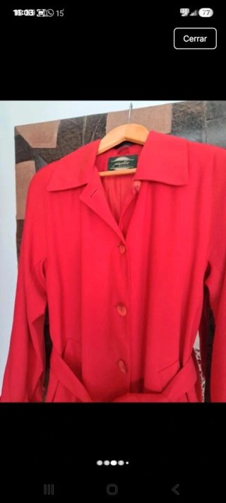 Gabardina roja con cinturón