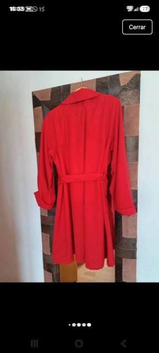 Gabardina roja con cinturón