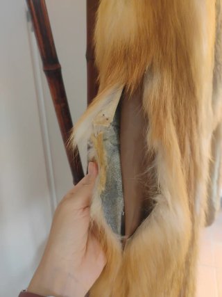 Abrigo de piel de zorro naranja y amarillo