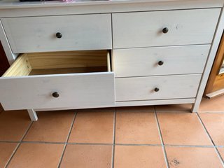 Cómoda blanca de madera