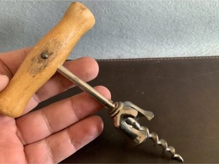Antico cavatappi a campana aperta