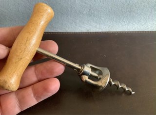 Antico cavatappi a campana aperta