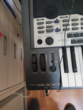 Teclado Yamaha PSR 9000 con soporte