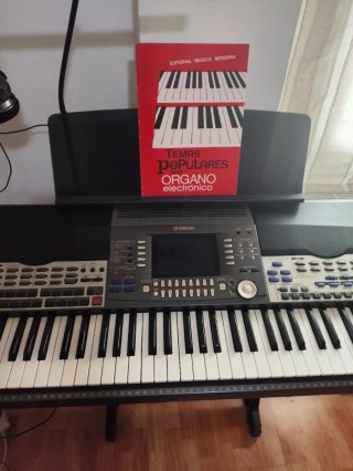 Teclado Yamaha PSR 9000 con soporte