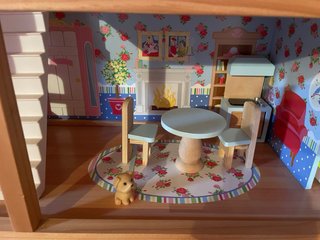 Casa de muñecas de madera