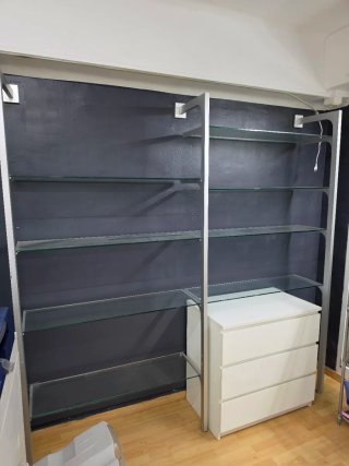 Estantería de vidrio y metal