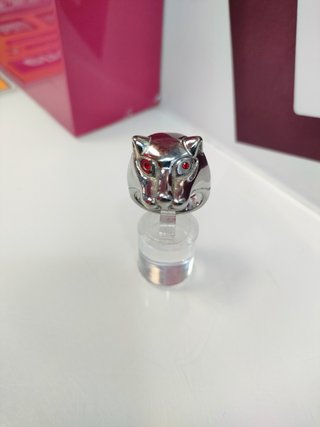 Anillo acero plateado tipo pantera con circonitas rojas T22
