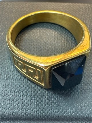 Anillo acero dorado con piedra negra cuadrada T24