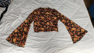 Top fiesta floral manga acampanada