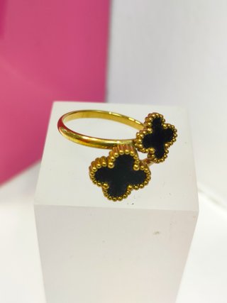 Anillo acero dorado con dos flores negras T19
