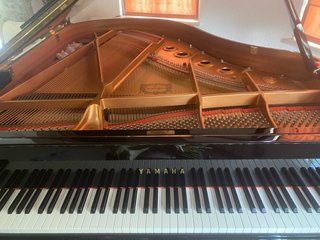 Piano de Cola Yamaha C2 Japón