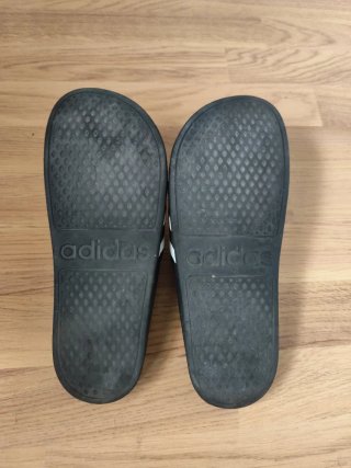 Chanclas Adidas Baño Negras y Blancas