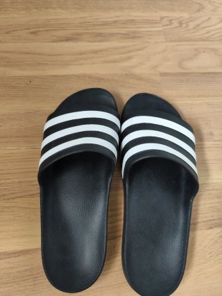 Chanclas Adidas Baño Negras y Blancas