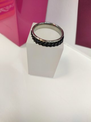 Anillo acero plateado con linea negra gruesa cadena T30