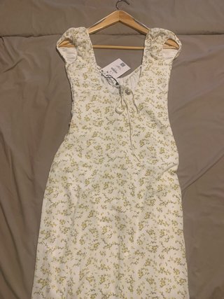 Vestido floral blanco y amarillo Stradivarius Tall