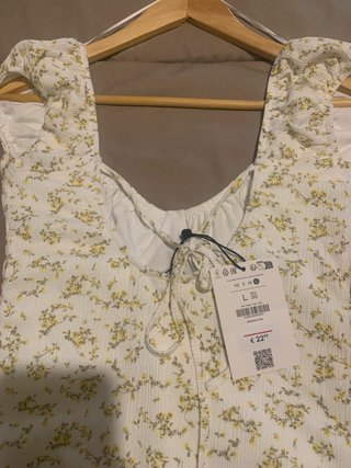Vestido floral blanco y amarillo Stradivarius Tall