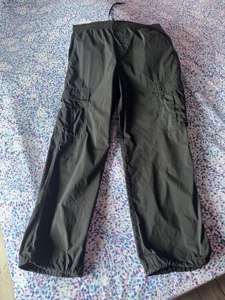 Pantalón Cargo de UNIQLO, es una M