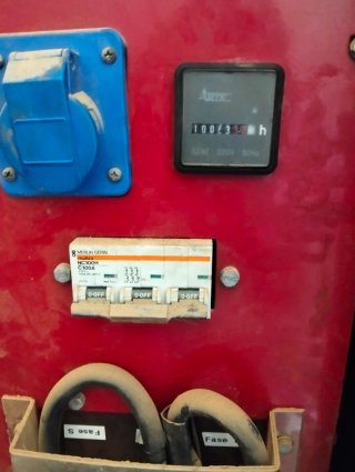 Generador Eléctrico Rojo