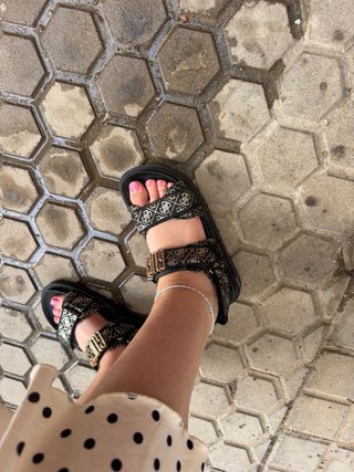 Sandalias Guess Negras y Doradas