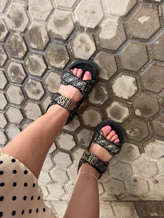 Sandalias Guess Negras y Doradas
