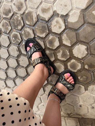 Sandalias Guess Negras y Doradas