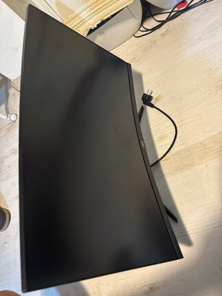 Pantalla Curva AOC Negra y Roja gaming