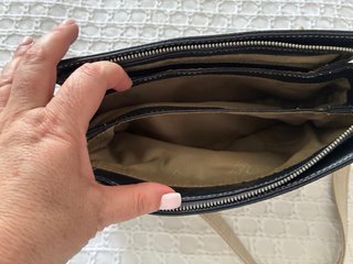 Bolso polipiel negro y beige