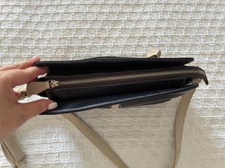 Bolso polipiel negro y beige