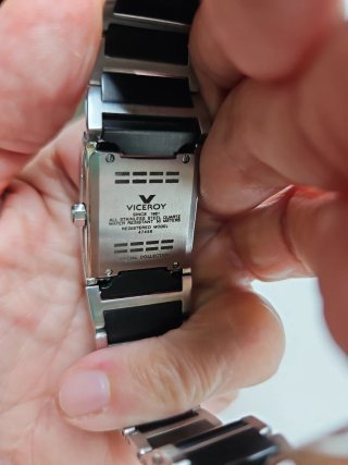 Reloj Viceroy Rectangular Negro y Plateado