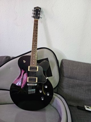 Guitarra Eléctrica Negra .