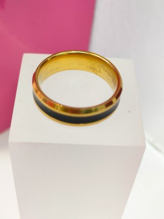 Anillo acero dorado con linea negra fina T15