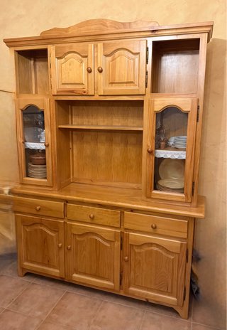 Librería de madera con puertas de cristal