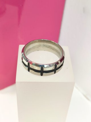 Anillo acero plateado con lineas negras T21