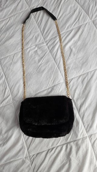 Bolso Negro Peludo Cadena Dorada