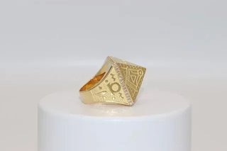 SELLO PIRAMIDE. Oro 18k.