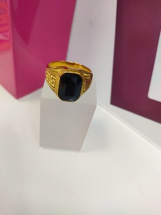 Anillo acero dorado con piedra negra cuadrada T30