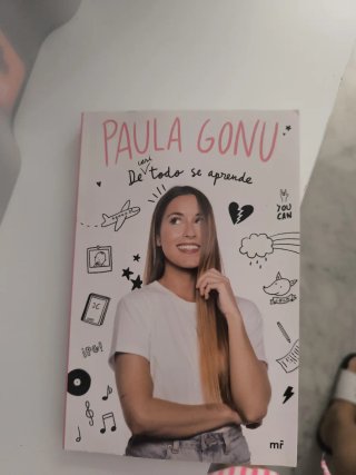 Libro De casi todo se Aprende Paula Gonu