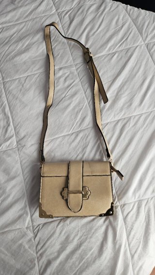 Bolso de mano beige con detalles dorados