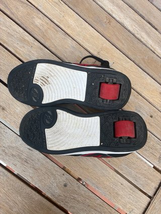 Zapatillas Heelys negras y rojas con ruedas