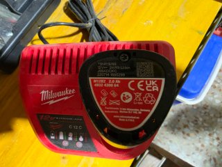 Cargador y Batería Milwaukee M12